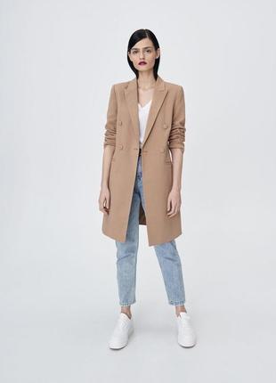 Бежевое пальто классического кроя