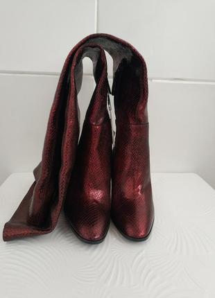 Кожаные ботфорты zara на высоком каблуке с тиснением10 фото