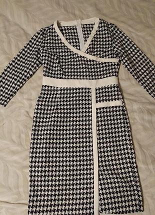 Интересное платье футляр в гусиную лапку