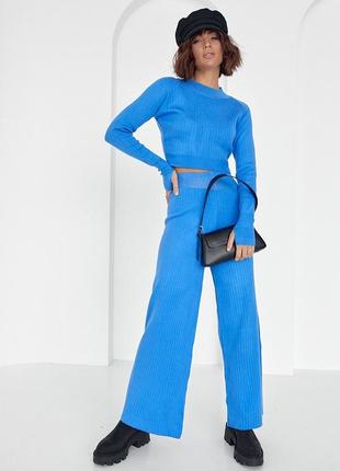 Женский костюм с широкими брюками и коротким джемпером синий7 фото