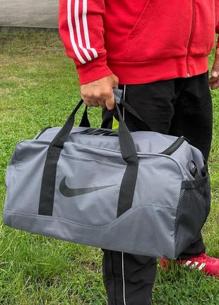 Спортивна сіра сумка nike з чорним логотипом5 фото