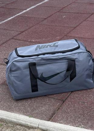 Спортивна сіра сумка nike з чорним логотипом3 фото