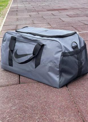 Спортивна сіра сумка nike з чорним логотипом4 фото