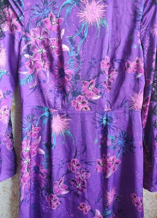 Ошатна сукня міді красива брендова мереживна атласна легка плаття квіти фіолетова julien macdonald6 фото