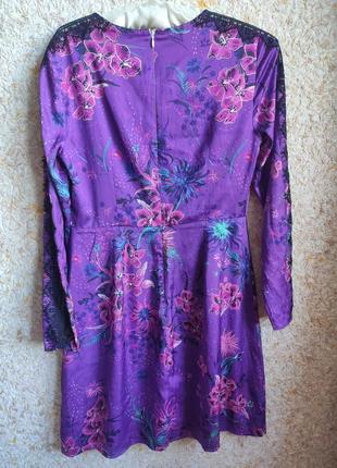 Ошатна сукня міді красива брендова мереживна атласна легка плаття квіти фіолетова julien macdonald2 фото