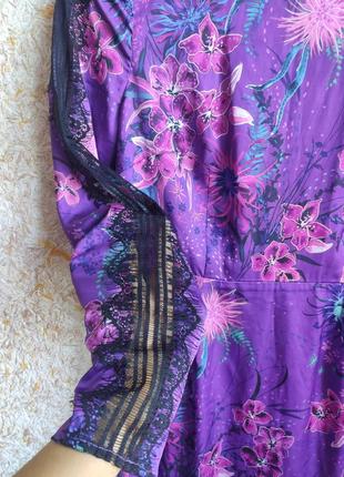 Ошатна сукня міді красива брендова мереживна атласна легка плаття квіти фіолетова julien macdonald7 фото