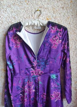 Ошатна сукня міді красива брендова мереживна атласна легка плаття квіти фіолетова julien macdonald8 фото