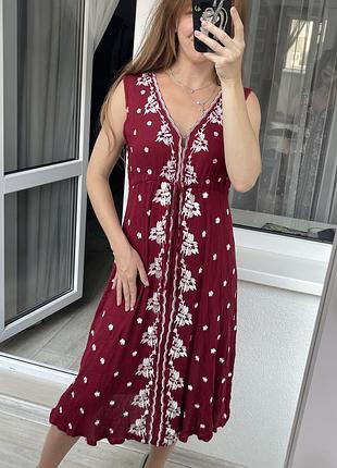 Платье миди бордовое с вышивкой