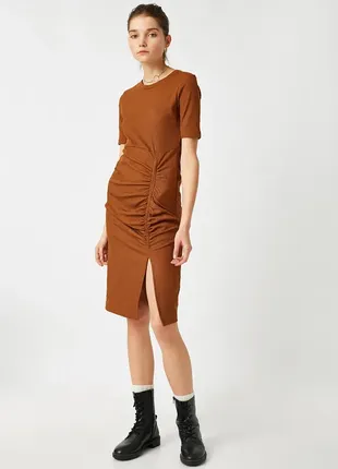 Новое платье с разрезом koton в рубчик коричневое s