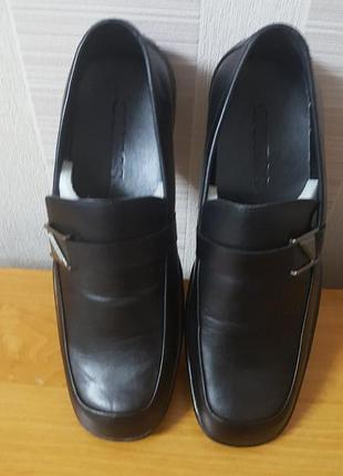 Шкіряні туфлі бренду guess