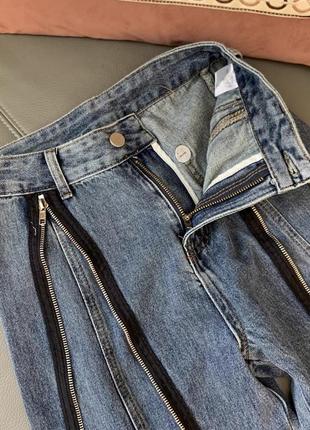 Голубые джинсы с молниями7 фото