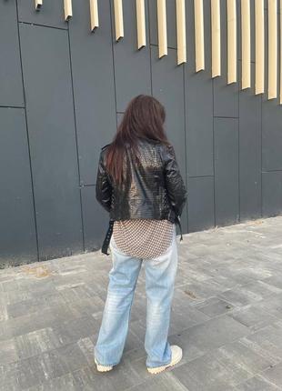 Стильна куртка косуха з екошкіри пітон-лак, жіноча косуха3 фото