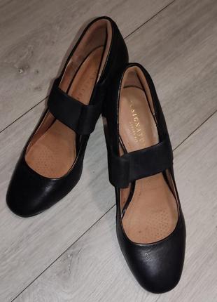 Классические чёрные туфли натуральной кожи на высоких каблуках