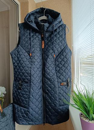 Темно - синий стеганый удлиненный жилет весна осень с сумкой - шоппером