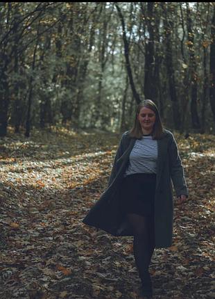 Стильне сіре пальто