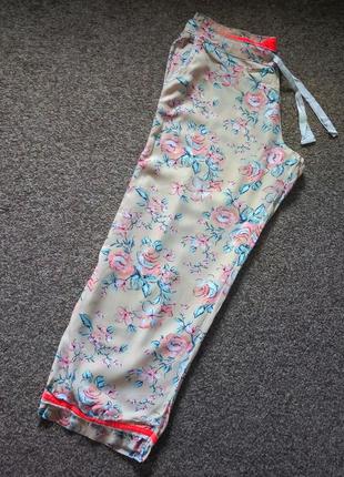 Пижамные вискозные штаны в цветочный принт
