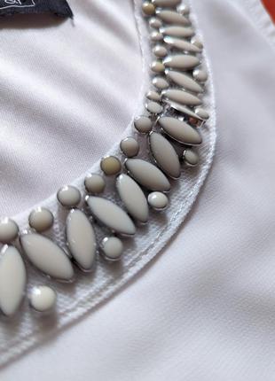 Біла блузка з блискучими вишитими каменями6 фото