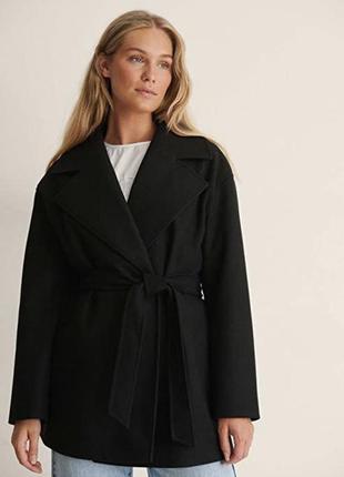 Коротке чорне пальто з паском na-kd