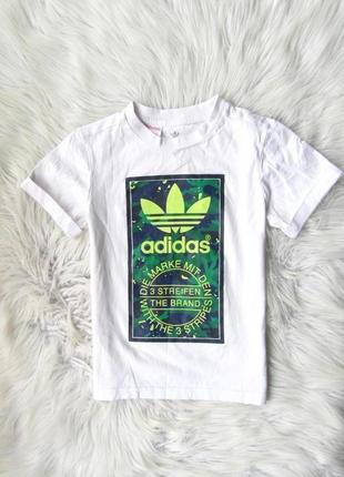 Хлопковая футболка с камуфляжным принтом и графикой adidas originals3 фото