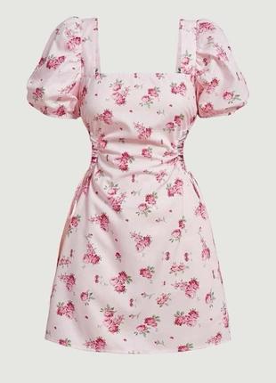 Розовое платье shein в цветочки с прорезями на талии