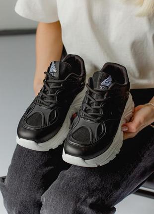 Яркие черные кроссовки с белой подошвой