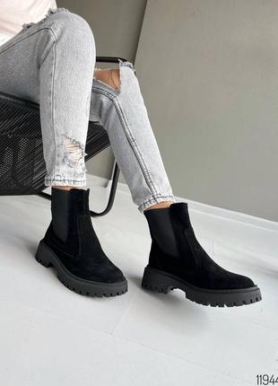Черные натуральные замшевые демисезонные деми осенние ботинки челси с резинками на резинках толстой подошве без молнии замша осень6 фото