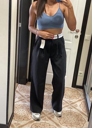 Брюки черные палаццо с белым поясом широкие брюки