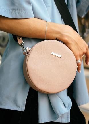 Круглая женская кожаная сумочка tablet светло-бежевая стильная женская сумка через плечо из натуральной кожи10 фото