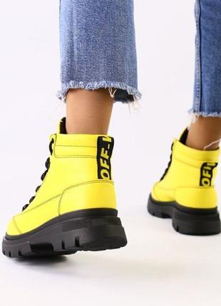 Стильные демисезонные женские ботинки желтого цвета2 фото