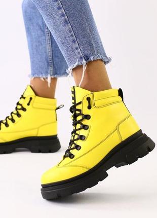 Стильные демисезонные женские ботинки желтого цвета1 фото