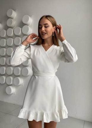 Белое короткое платье на запах с рукавом