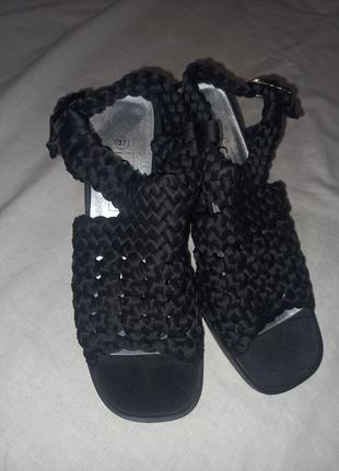 Туфли босоножки с переплетом косой  на каблуке черные кэжуал туфли босоножки4 фото