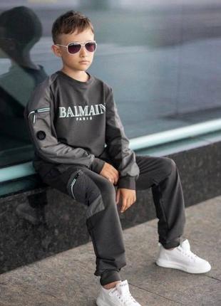 Качественный костюм для мальчика подростка серый с принтом balmain свитшот и брюки двунить хлопок спортивный подростковый детский3 фото
