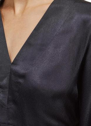 Черная атласная блузка с запахом3 фото