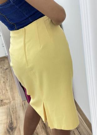 Стильная желтая юбка длины миди3 фото