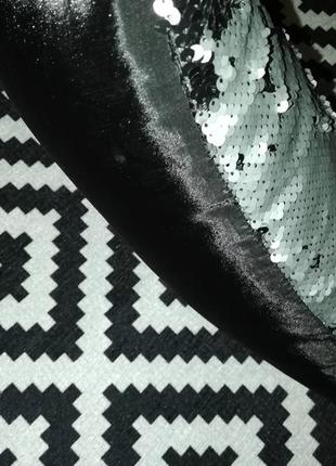 Подушка декоративная из 2-сторонних пайеток 47x47см, черно-серебристая5 фото