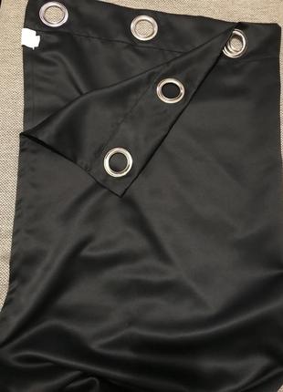 Черная небольшая штора