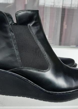 Стильні фірмові шкіряні ботильйони clarks.