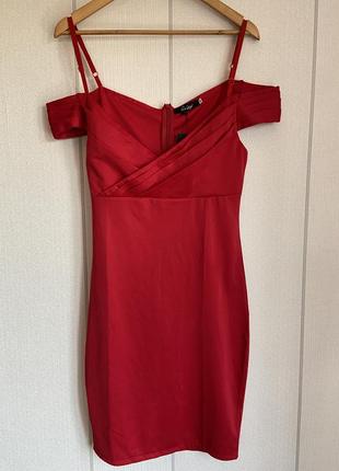 Елегантна червона сукня