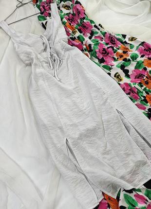 Белое платье с актуальными вырезами на животике glamorous