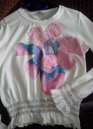 Оригинальная блуза с красивым цветком