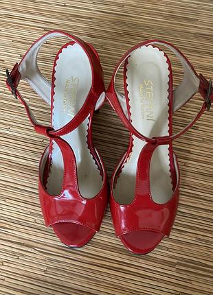 Червоні лаковані босоніжки