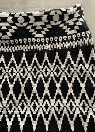Черно-белая юбка мини в этно стиле
