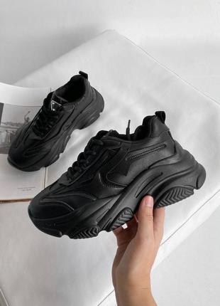 Чорні жіночі кросівки