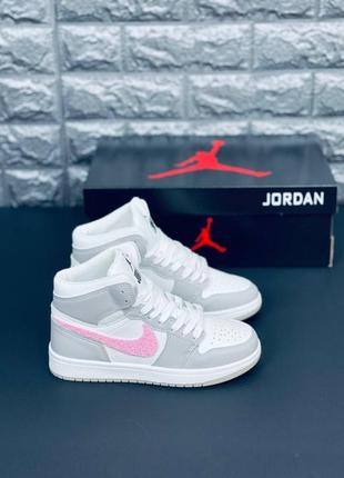 Женские кроссовки джордан jordan air retro бело серые с розовым значком1 фото