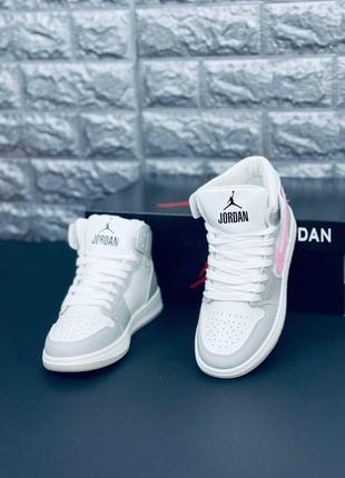 Женские кроссовки джордан jordan air retro бело серые с розовым значком7 фото