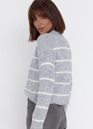 Женский вязаный свитер в белую полоску6 фото