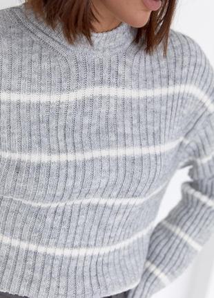 Женский вязаный свитер в белую полоску5 фото