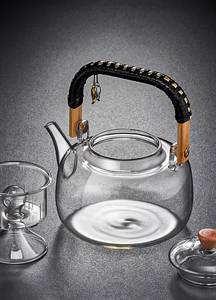 Скляний чайник з плетеною ручкою 900 мл.