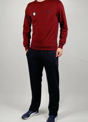 Спортивний костюм adidas.